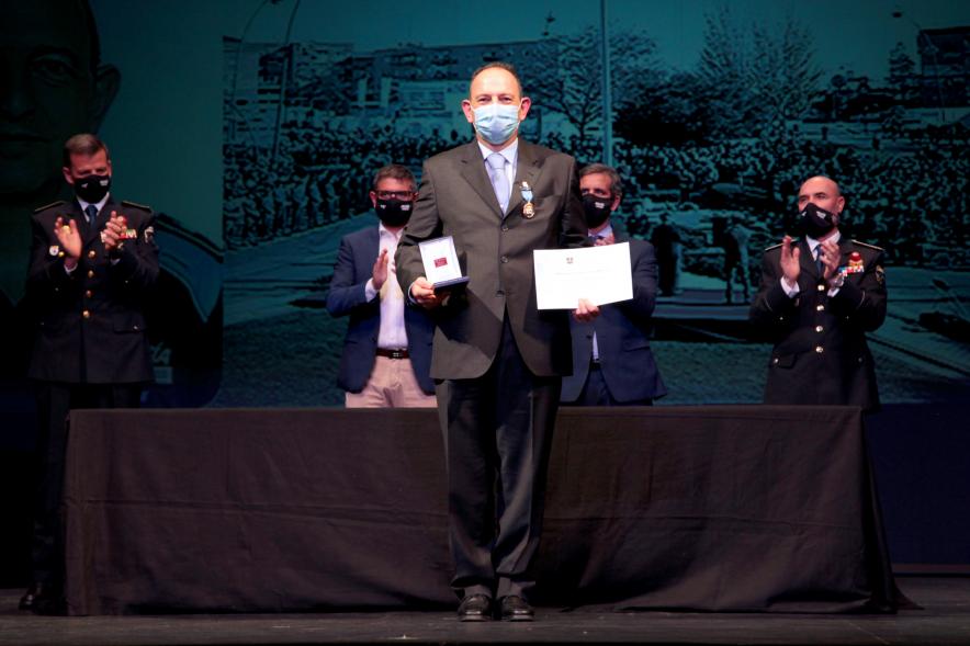 Entrega de Reconocimientos de la Policía Local por Festividad de San Juan 2021 -   Primer plano de un policía, de paisano, condecorado junto  a las autoridades.