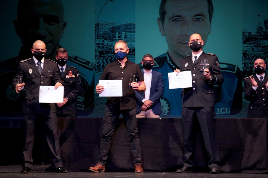 Entrega de Reconocimientos de la Policía Local por Festividad de San Juan 2021 -   Primer plano de varios policías condecorados  junto  a las autoridades.