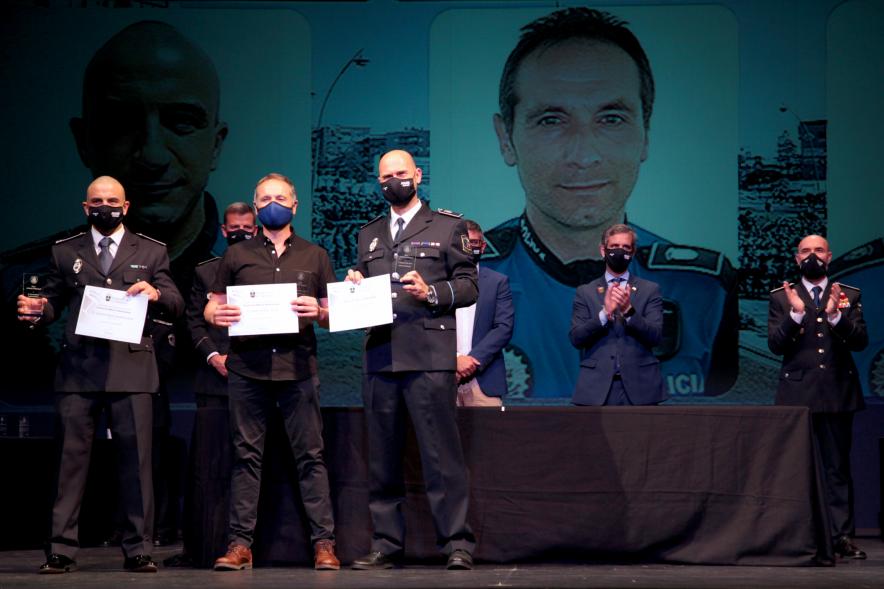 Entrega de Reconocimientos de la Policía Local por Festividad de San Juan 2021 -  Primer plano de varios policías condecorados junto  a las autoridades.