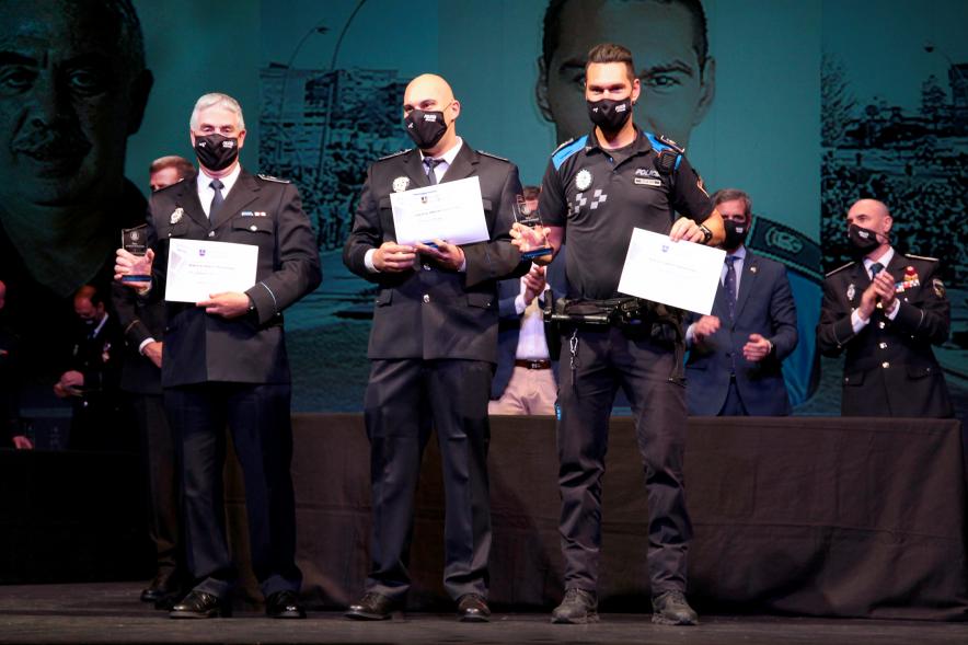 Entrega de Reconocimientos de la Policía Local por Festividad de San Juan 2021 -  Primer plano de varios policías condecorados junto  a las autoridades.