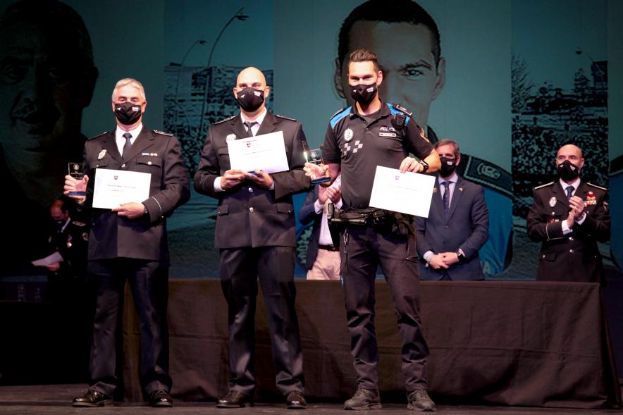 Entrega de Reconocimientos de la Policía Local por Festividad de San Juan 2021 -  Primer plano de varios policías condecorados junto  a las autoridades.