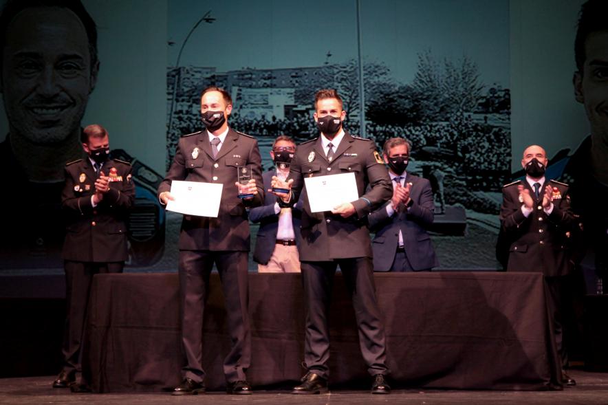 Entrega de Reconocimientos de la Policía Local por Festividad de San Juan 2021 -  Primer plano de varios policías condecorados junto  a las autoridades.
