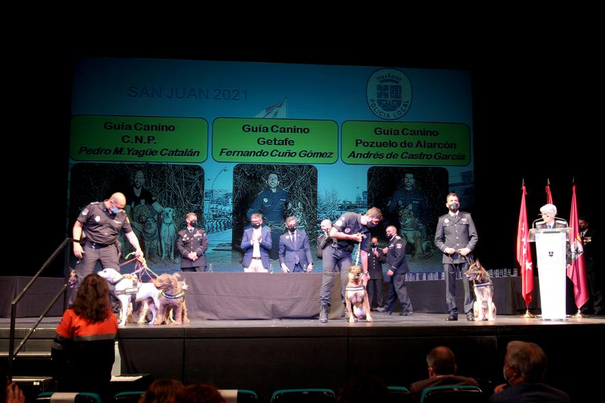 Entrega de Reconocimientos de la Policía Local por Festividad de San Juan 2021 -  Panorámica del escenario con los Condecorados Policías Guías Caninos con su mascota y las autoridades detrás. 