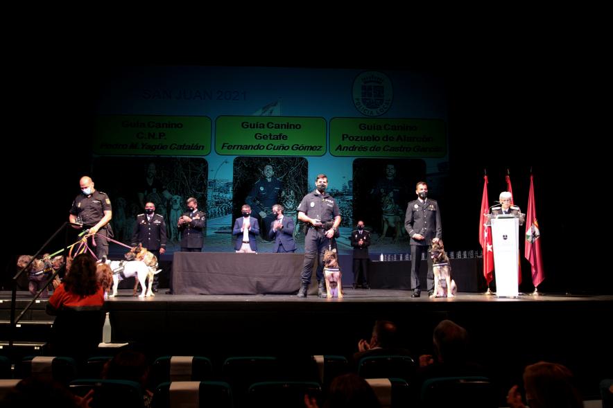 Entrega de Reconocimientos de la Policía Local por Festividad de San Juan 2021 -  Panoramica del escenario con los Policías guías, sus perros, las autoridades municipales y de la Policía Local.