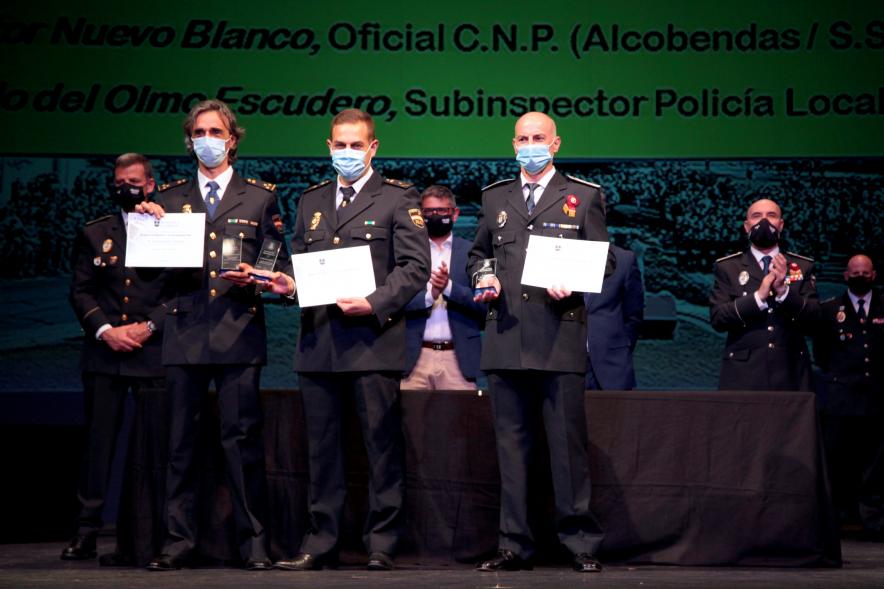 Entrega de Reconocimientos de la Policía Local por Festividad de San Juan 2021 -  Primer plano de varios policías condecorados junto  a las autoridades.