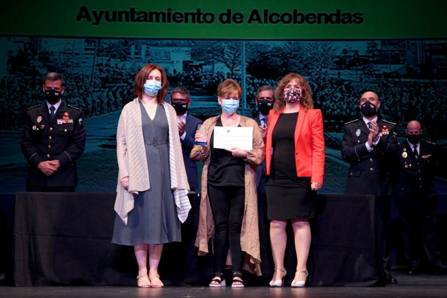 Entrega de Reconocimientos de la Policía Local por Festividad de San Juan 2021 - Primer plano de tres Funcionarias condecoradas. 