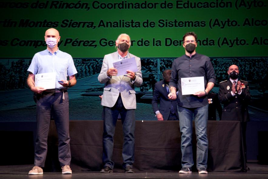 Entrega de Reconocimientos de la Policía Local por Festividad de San Juan 2021 - Plano abierto de tres funcionarios con su mención de honor.