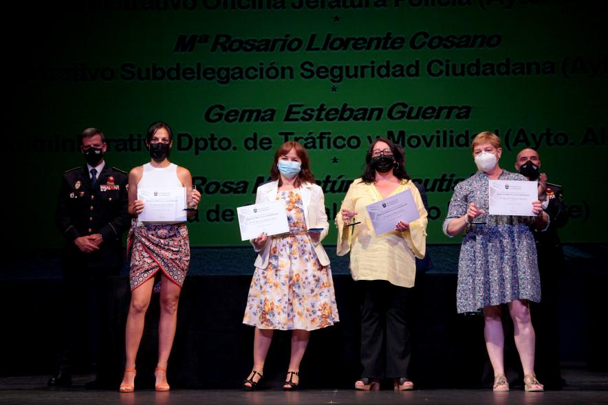 Entrega de Reconocimientos de la Policía Local por Festividad de San Juan 2021 -  Primer plano de tres funcionarias con sus diplomas.