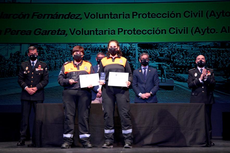 Entrega de Reconocimientos de la Policía Local por Festividad de San Juan 2021 - Primer plano de varios miembros de Protección Civil condecorados junto  a las autoridades.