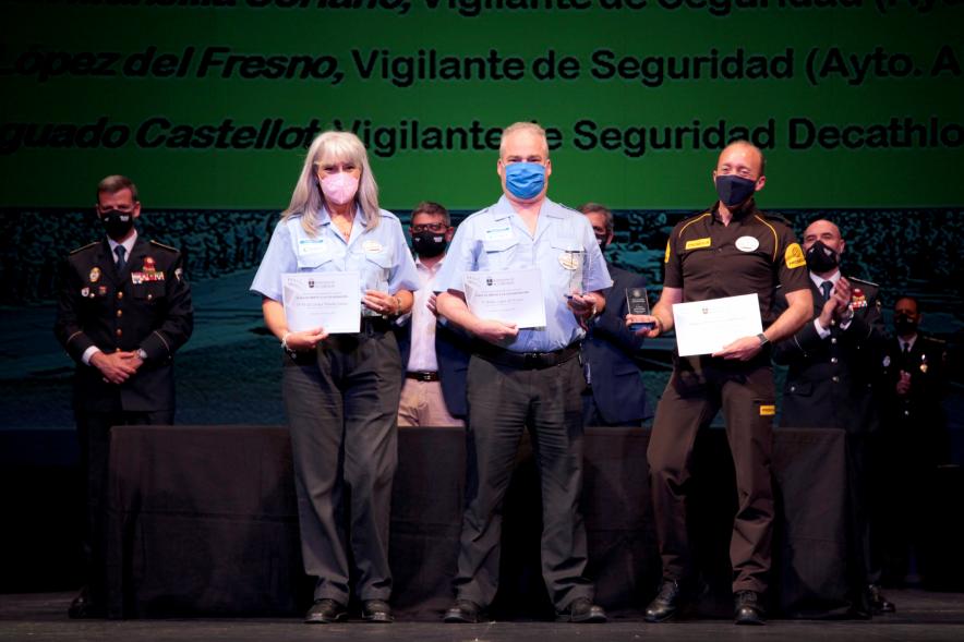 Entrega de Reconocimientos de la Policía Local por Festividad de San Juan 2021 -   Primer plano de varios Guardas de Seguridad condecorado junto  a las autoridades.