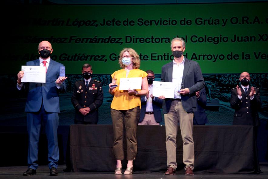 Entrega de Reconocimientos de la Policía Local por Festividad de San Juan 2021 -  Primer plano de varios Funcionarios de Colegios, condecorados junto  a las autoridades.