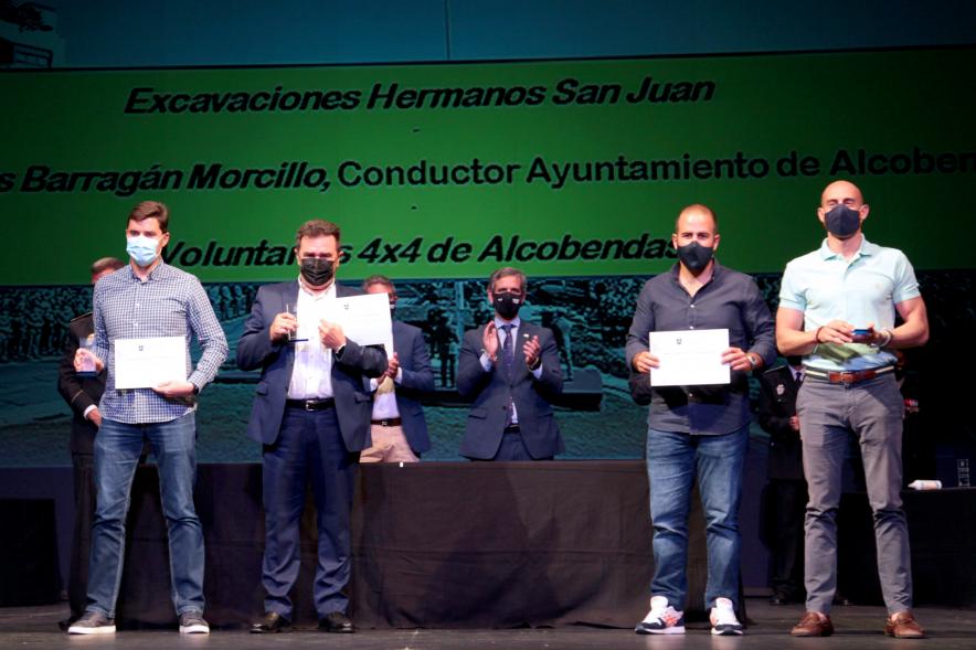 Entrega de Reconocimientos de la Policía Local por Festividad de San Juan 2021 - Plano general de los funcionarios, empleados municipales, condecorados por las autoridades.