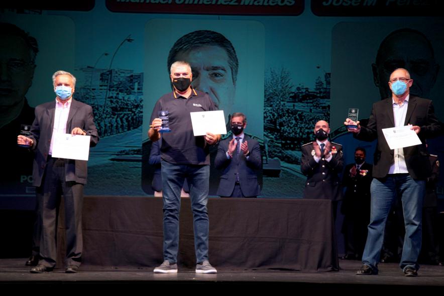Entrega de Reconocimientos de la Policía Local por Festividad de San Juan 2021 -  Plano general de los funcionarios   con su placa, conmemorativa, junto a las autoridades que aplauden.