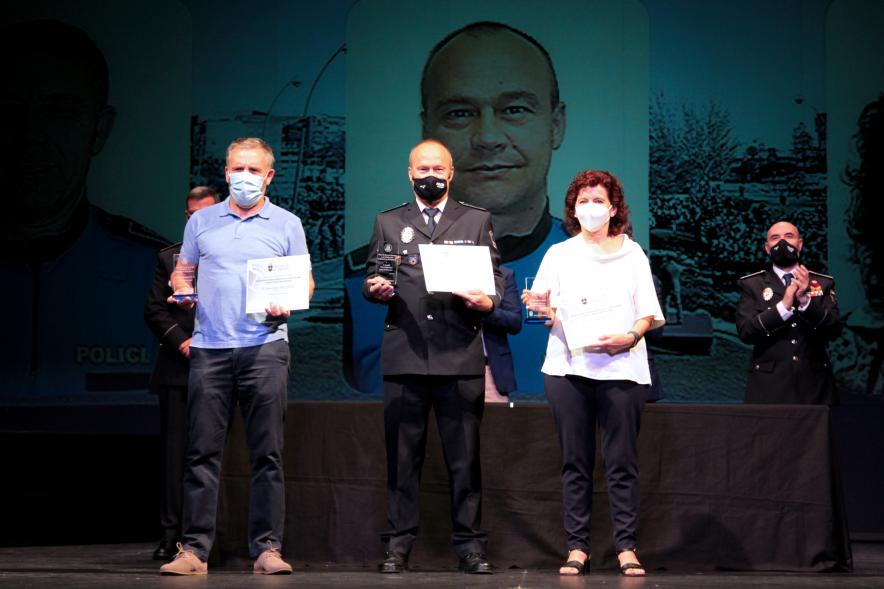 Entrega de Reconocimientos de la Policía Local por Festividad de San Juan 2021 - Posado de dos  funcionarios, un policía, con sus respectivas  menciones de honor,  