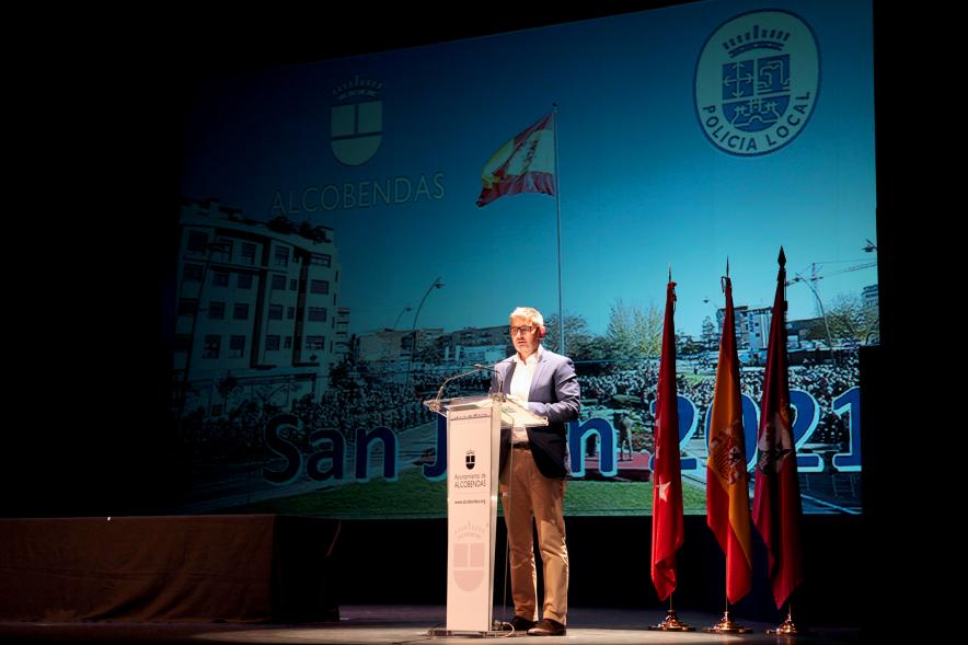 Entrega de Reconocimientos de la Policía Local por Festividad de San Juan 2021 -  Plano central del alcalde Sánchez Acera dirigiéndose al auditorio.