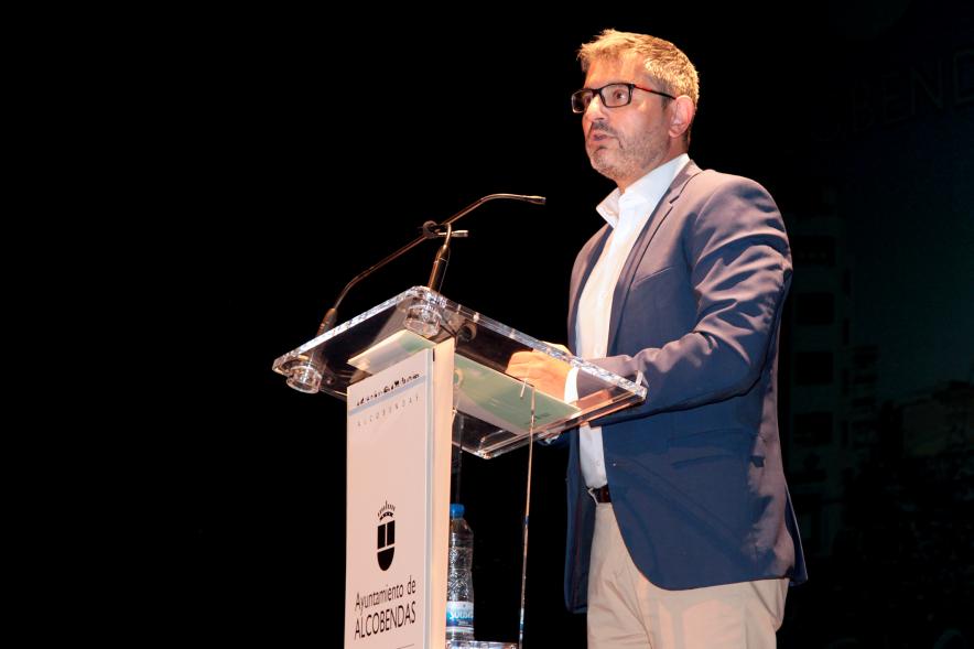 Entrega de Reconocimientos de la Policía Local por Festividad de San Juan 2021 - Primer plano del alcalde Sánchez Acera en el atril.