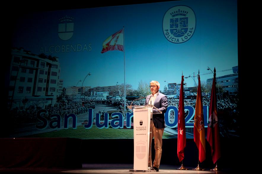 Entrega de Reconocimientos de la Policía Local por Festividad de San Juan 2021 - Primer plano del alcalde Sánchez Acera en el atril.