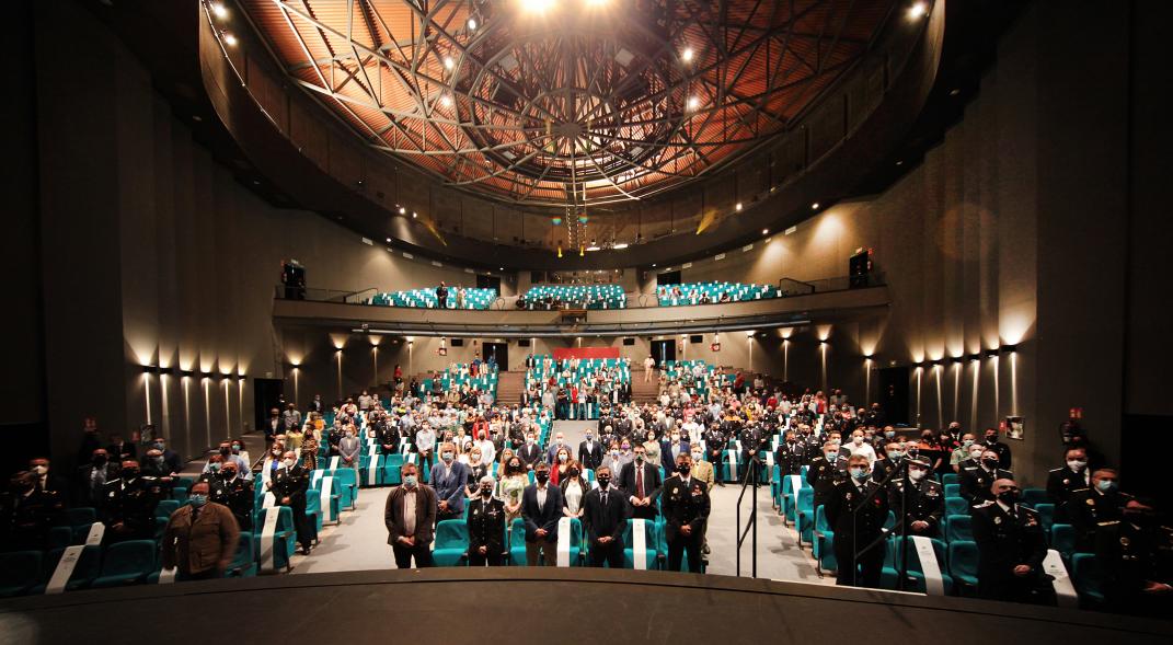 Entrega de Reconocimientos de la Policía Local por Festividad de San Juan 2021 - Panorámica del auditorio, los asistentes y parte del artesonado del techo.