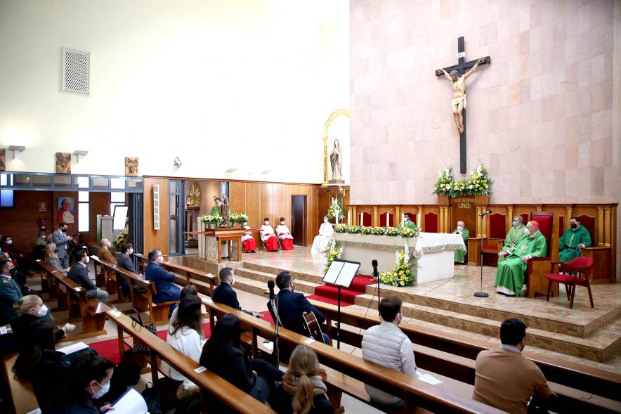 Misa del 50º Aniversario de la Parroquia de San Lesmes - Plano abierto del altar con el Arzobispo y los sacerdotes sentados.  Los fieles también sentados.