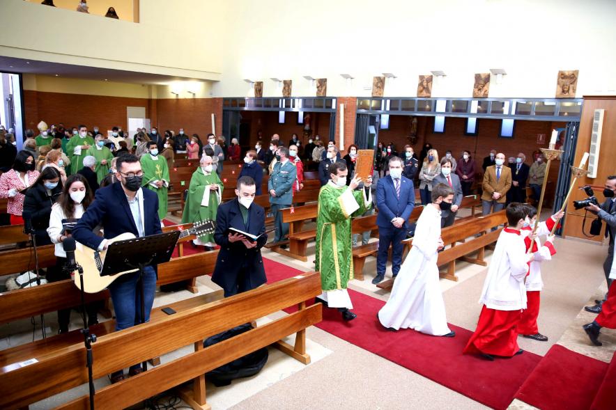 Misa del 50º Aniversario de la Parroquia de San Lesmes - Panorámica de la iglesia con el  Sacerdote y los monaguillos y  las autoridades municipales.
