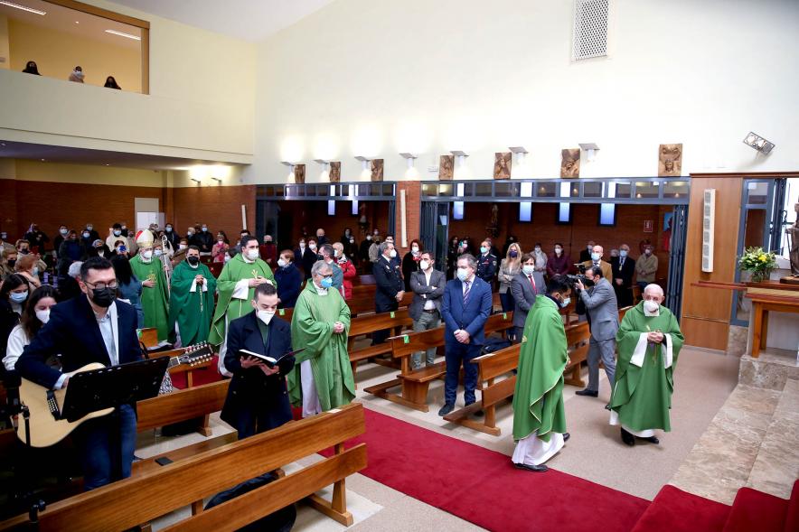 Misa del 50º Aniversario de la Parroquia de San Lesmes - Entrada de la comitiva sacerdotal en la iglesia  con  D. Carlos Osoro, Arzobispo de Madrid.