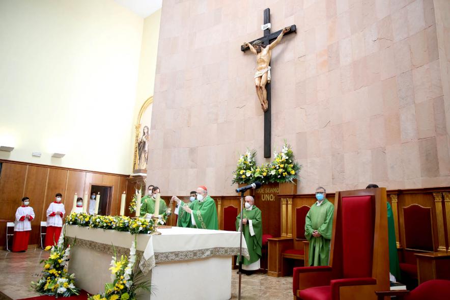 Misa del 50º Aniversario de la Parroquia de San Lesmes -  Plano lateral del altar, el arzobispo D. Carlos Osoro y  los sacerdotes.