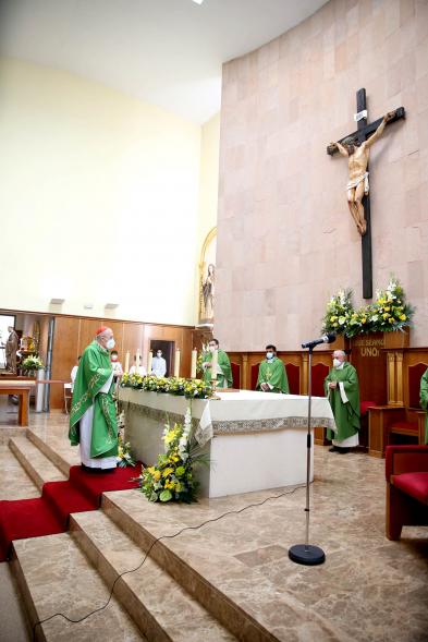 Misa del 50º Aniversario de la Parroquia de San Lesmes - Plano lateral del altar y los sacerdotes.