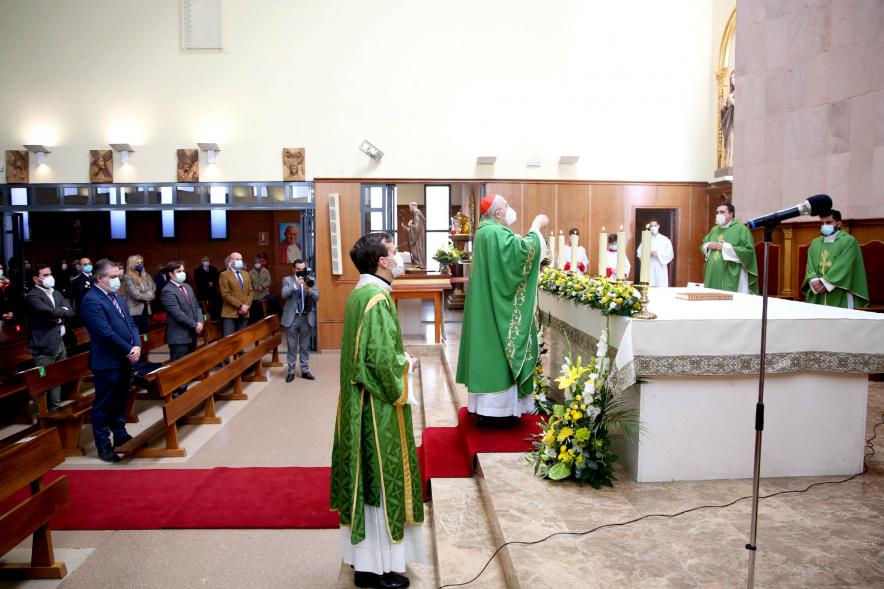 Misa del 50º Aniversario de la Parroquia de San Lesmes -  D. Carlos Osoro, Arzobiso de Madrid, inciensa el altar.