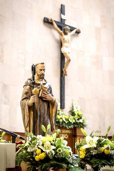 Misa del 50º Aniversario de la Parroquia de San Lesmes - Imagen de San Lesmes Abad y de Cristo Crucificado.