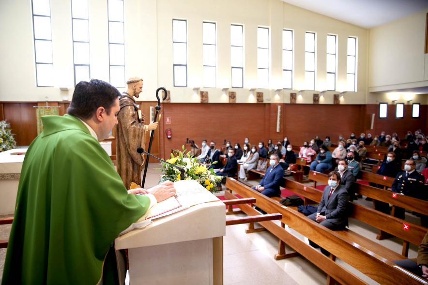 Misa del 50º Aniversario de la Parroquia de San Lesmes - Imagen del sacerdote en  el ambón  y los fieles en los asientos.