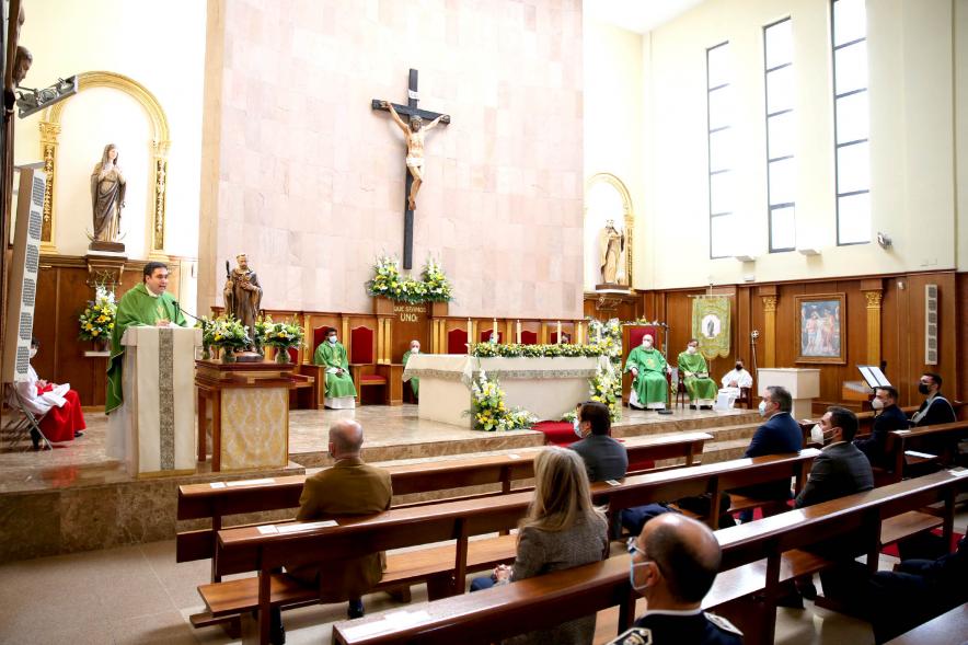 Misa del 50º Aniversario de la Parroquia de San Lesmes - Imagen de la lectura del Evangelio desde el ambón, los fieles en sus asientos.