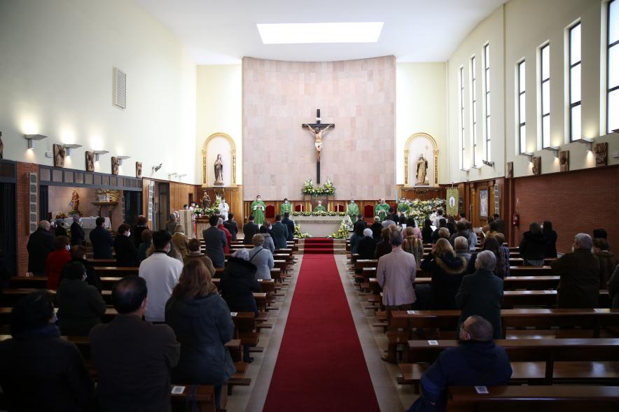 Misa del 50º Aniversario de la Parroquia de San Lesmes - Plano de fondo de la Iglesia.