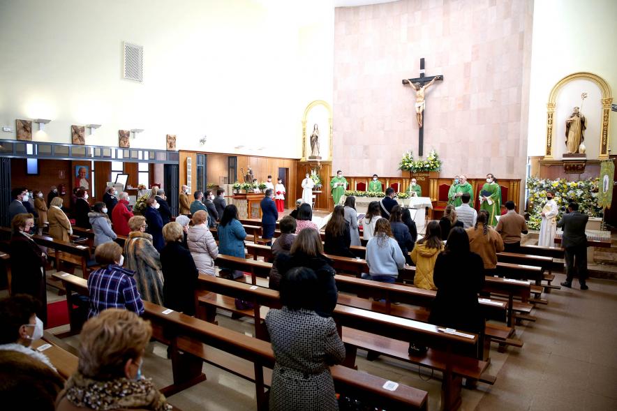 Misa del 50º Aniversario de la Parroquia de San Lesmes  - Plano trasero de los fieles en la iglesia.