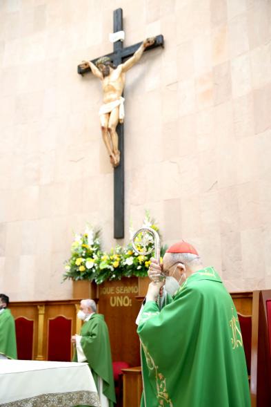 Misa del 50º Aniversario de la Parroquia de San Lesmes - Primer plano de Cristo Crucificado y  de D. Carlos Osoro, Arzobispo de Madrid,  sobre el báculo meditando.