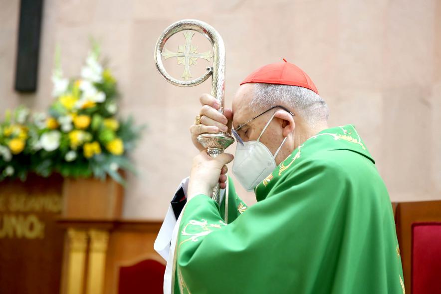 Misa del 50º Aniversario de la Parroquia de San Lesmes - Primer plano de D. Carlos Osoro sobre el báculo meditando.