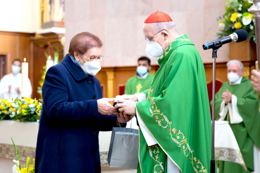Misa del 50º Aniversario de la Parroquia de San Lesmes - Primer plano de D. Carlos Osoro, Arzobispo de Madrid, junto a una feligresa.