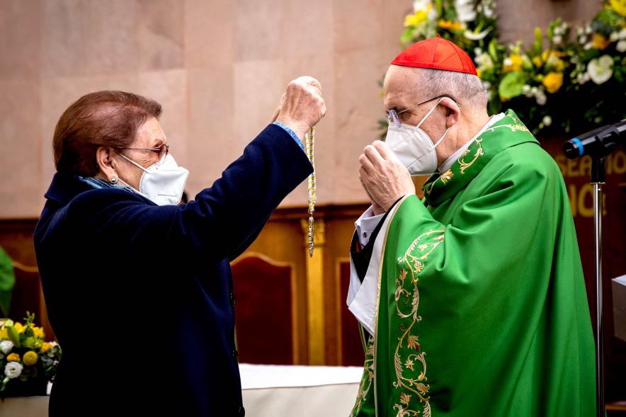 Misa del 50º Aniversario de la Parroquia de San Lesmes - Primer plano del obsequio de la Parroquia  a D. Carlos Osoro, Arzobispo de Madrid.