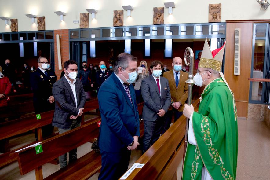 Misa del 50º Aniversario de la Parroquia de San Lesmes - Primer plano de la charla de D. Carlos Osoro, Arzobispo de Madrid, con las autoridades municipales..