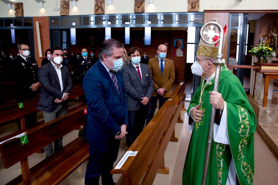 Misa del 50º Aniversario de la Parroquia de San Lesmes - Imagen del saludo de D. Carlos Osoro a las autoridades municipales. 