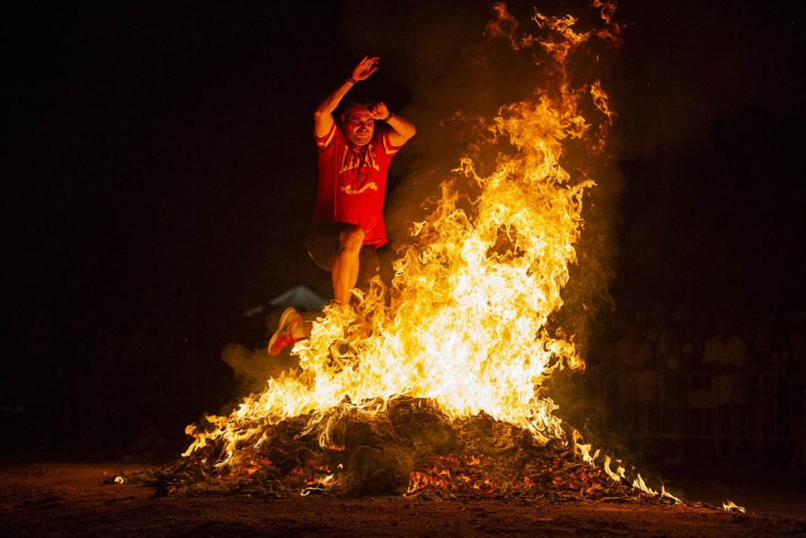 Participante saltando la hoguera. Noche de San Juan 2019