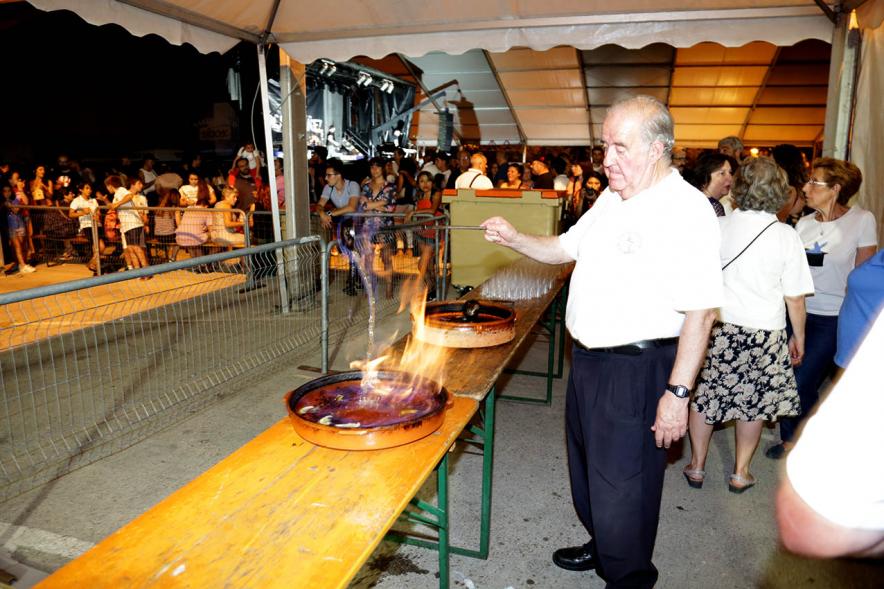 Preparando la queimada. Noche de San Juan 2019