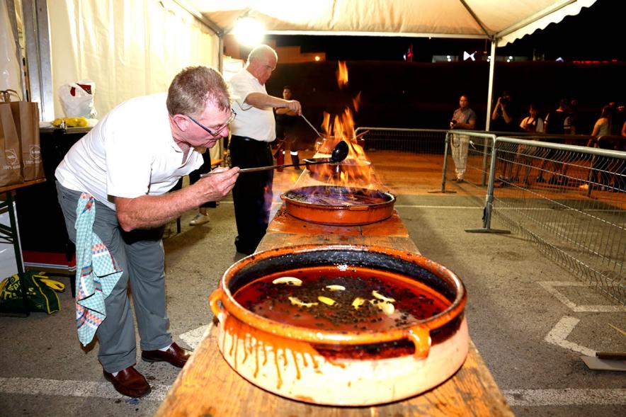 Preparando la queimada. Noche de San Juan 2019