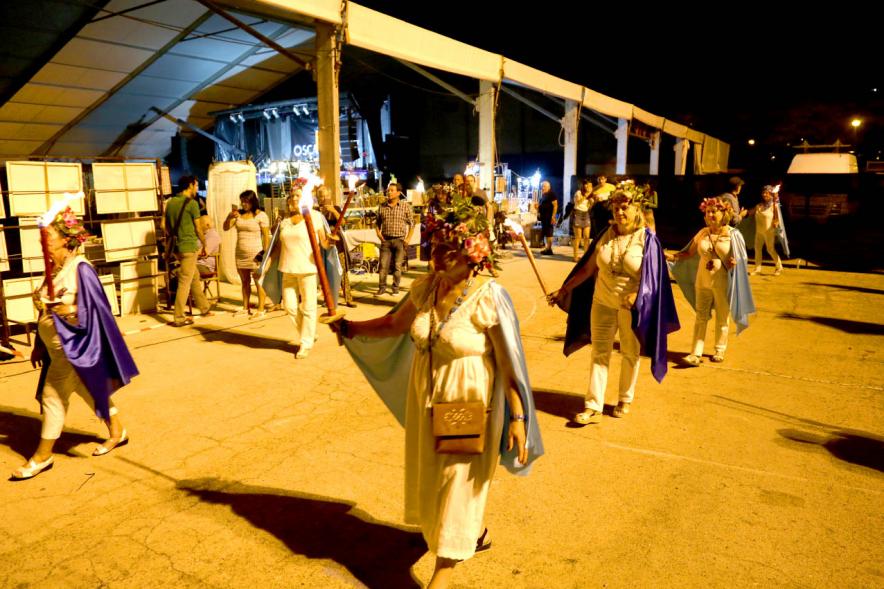 Mujeres participantes con antorchas y coronas de flores. Noche de San Juan 2019