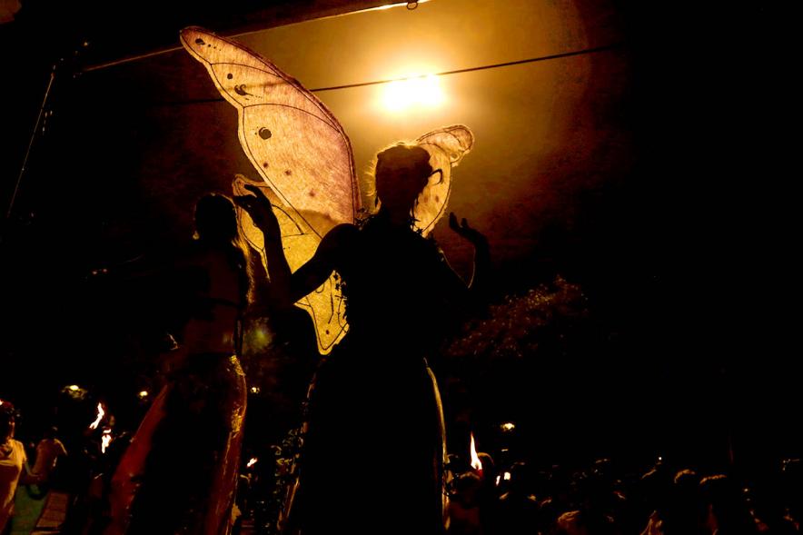 Espectáculo de bailarines vestidos de mariposa. Noche de San Juan 2019 