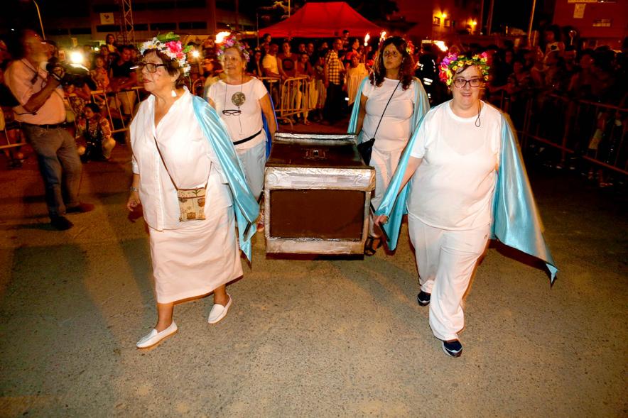 Mujeres transportando objetos para quemar en la hoguera. Noche de San Juan 2019 