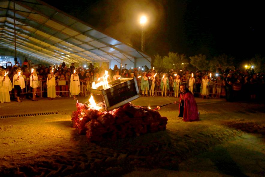 Quemando objetos en la hoguera. Noche de San Juan 2019