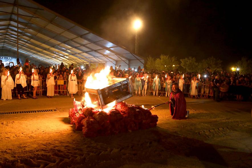 Asistentes quemando objetos en la hoguera. Noche de San Juan 2019