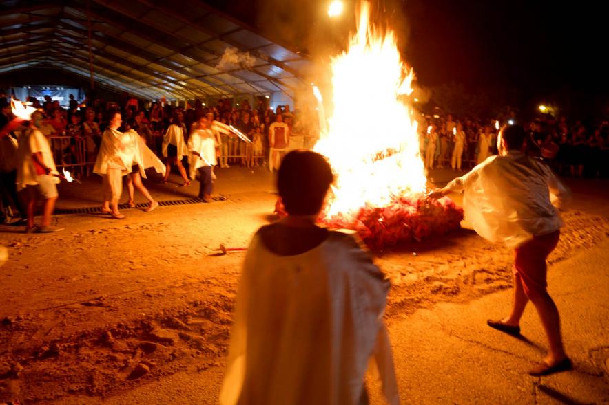 Participantes frente la hoguera. Noche de San Juan 2019