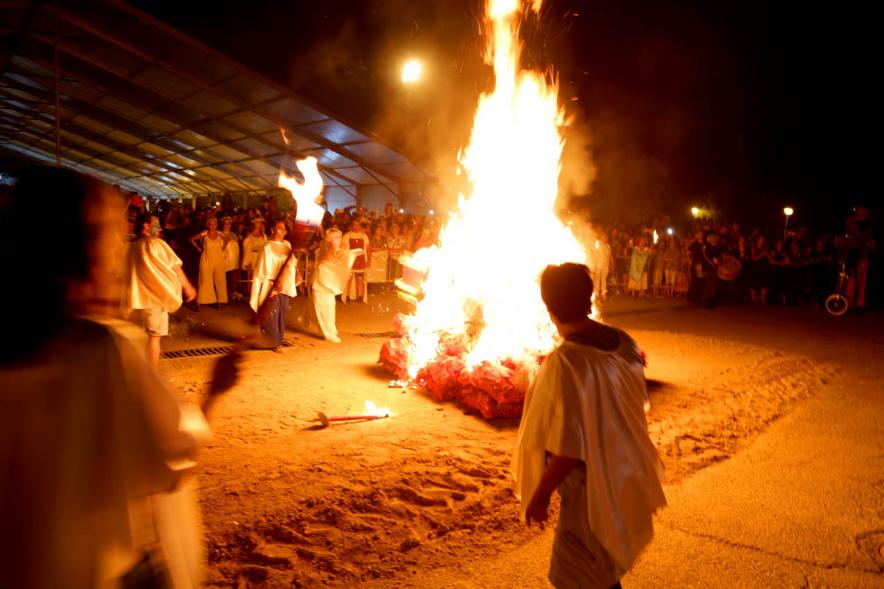Participantes frente la hoguera. Noche de San Juan 2019