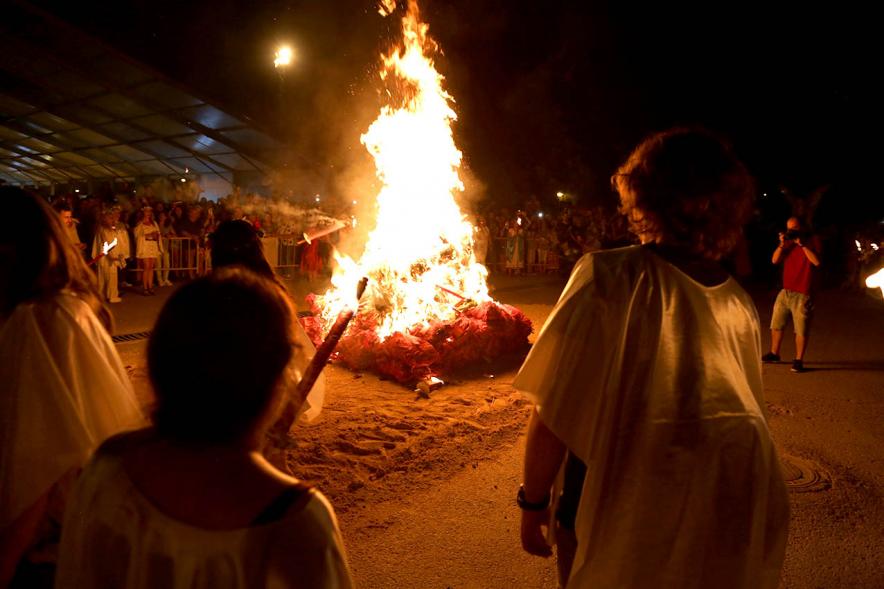 Participantes frente la hoguera. Noche de San Juan 2019